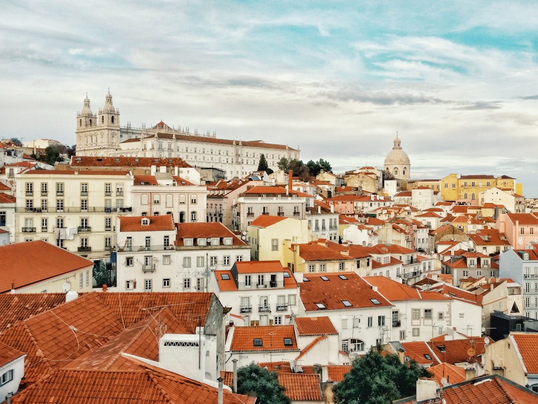 Vue panoramique sur les toits de l'Alfama et le Tage depuis un miradouro de Lisbonne