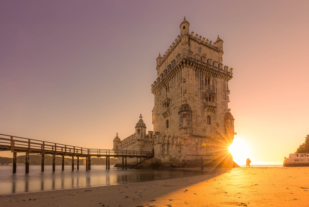 La Tour de Belém au bord du Tage au coucher du soleil à Lisbonne